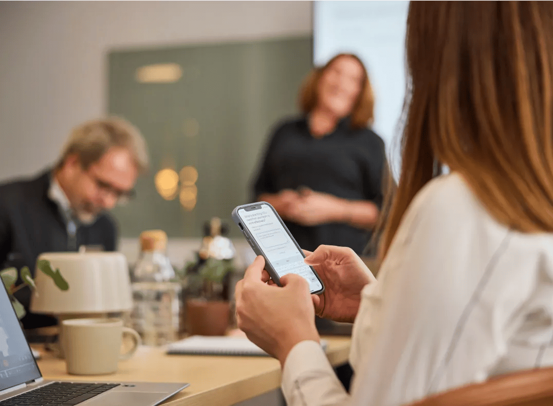 Manage change management featured content